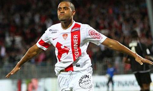  布雷斯特防守漏洞百出客场惨败给里昂